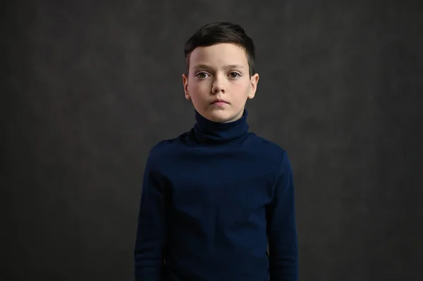 Retrato Adolescente Caucásico Sobre Fondo Gris Justo Delante Cámara — Foto de Stock