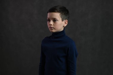 Gri arka planda beyaz, yakışıklı bir adamın portresi. Yan görünüm.