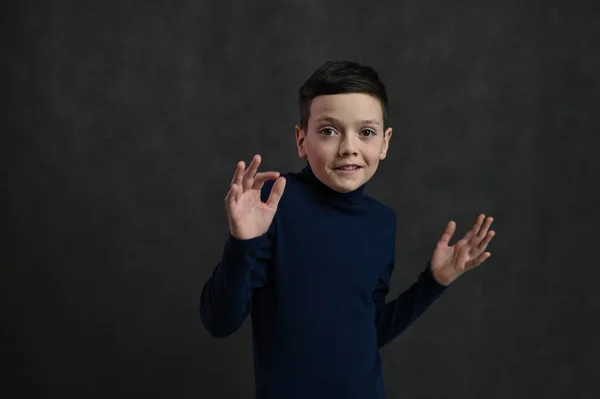 Retrato de un joven caucásico sorprendido sobre un fondo gris — Foto de Stock