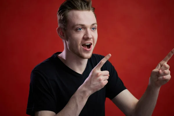 Retrato Cara Caucasiano Bonito Mostrando Seus Dedos Fundo Vermelho — Fotografia de Stock