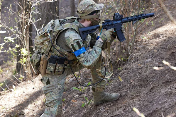 Mannelijke Soldaat Militaire Uniform Buiten Schiet — Stockfoto