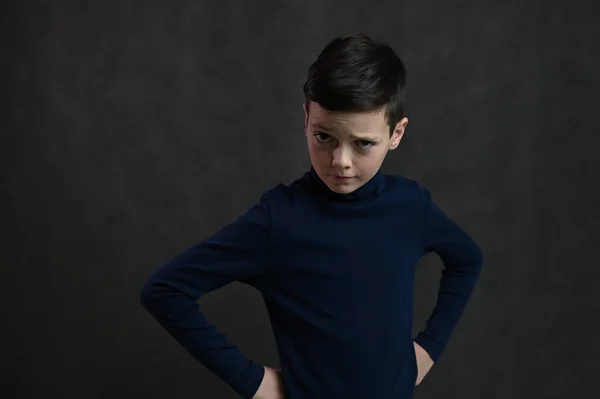 Retrato Chico Caucásico Adolescente Serio Sobre Fondo Gris — Foto de Stock