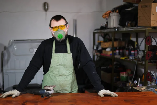 Φωτογραφία Ενός Καυκάσιου Εργάτη Προστατευτική Μάσκα Στα Χέρια Που Ποζάρει — Φωτογραφία Αρχείου