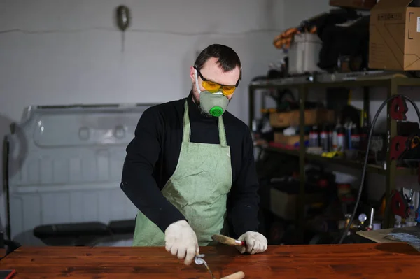 Foto Pittore Maschio Caucasico Con Pennello Dipinge Una Maschera Laboratorio — Foto Stock