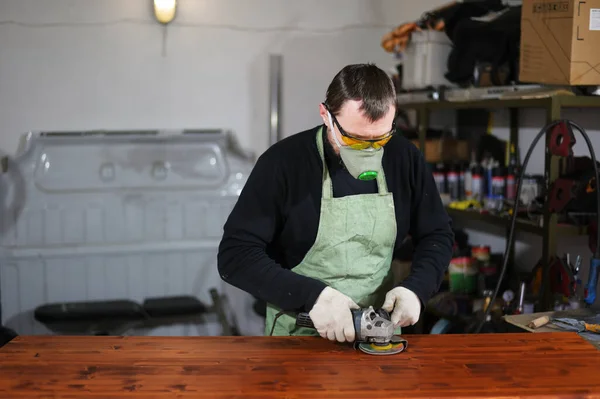 Foto Del Lavoratore Maschio Caucasico Maschera Che Lavora Con Smerigliatrice — Foto Stock