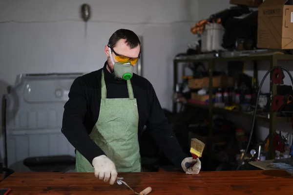 Foto Operaio Maschio Caucasico Una Maschera Dipinge Con Rullo Una — Foto Stock