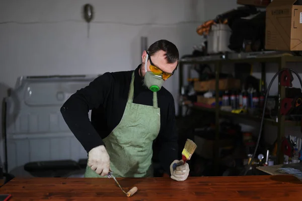 Foto Operaio Maschio Caucasico Una Maschera Dipinge Con Rullo Una — Foto Stock