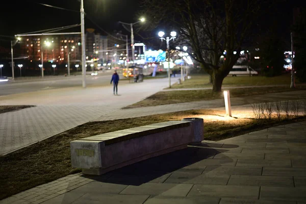 Şehir Işıklarının Arka Planında Bir Bank Kaldırım Fotoğrafı — Stok fotoğraf