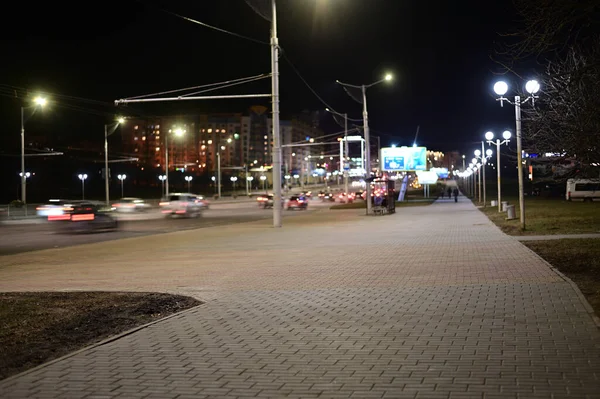 Şehir Işıklarının Arka Planında Bir Bank Kaldırım Fotoğrafı — Stok fotoğraf