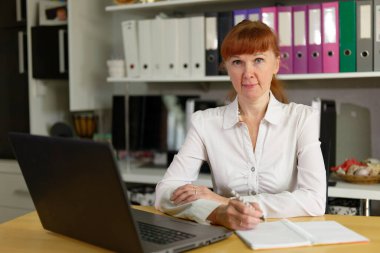 Photo adult caucasian woman in mask in business office working and posing at camera