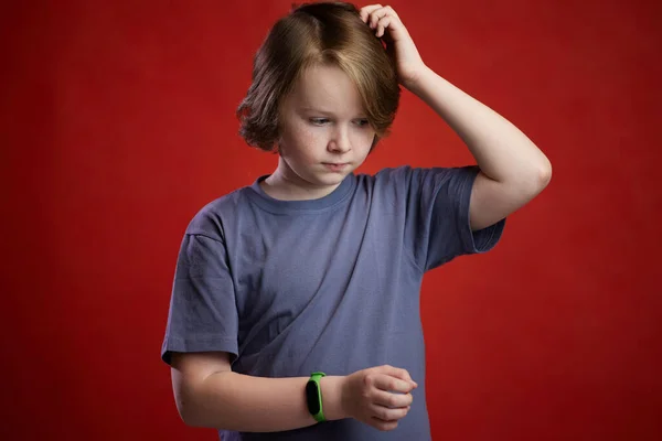 Foto Adolescente Caucasico Posa Uno Sfondo Rosso — Foto Stock