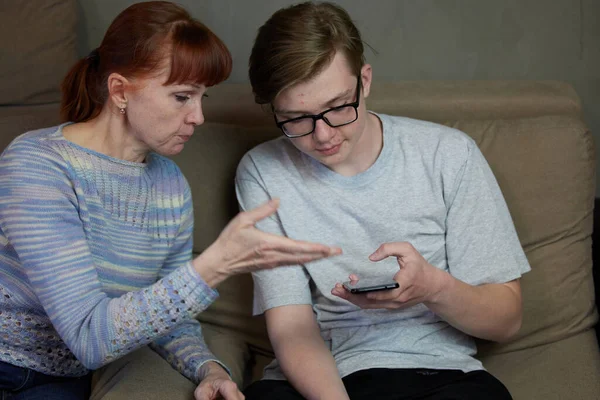 High Resolution Photo Mother Talking Next Her Teenage Son Using — Stock Photo, Image