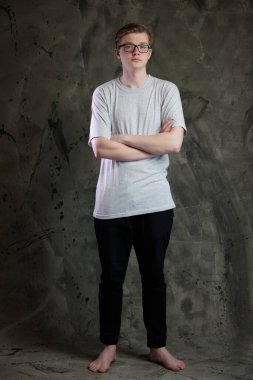 Kafkasyalı yakışıklı bir adamın portresi. Büyümüş ve ciddi bir görünümü var. Yüksek çözünürlüklü fotoğraflar