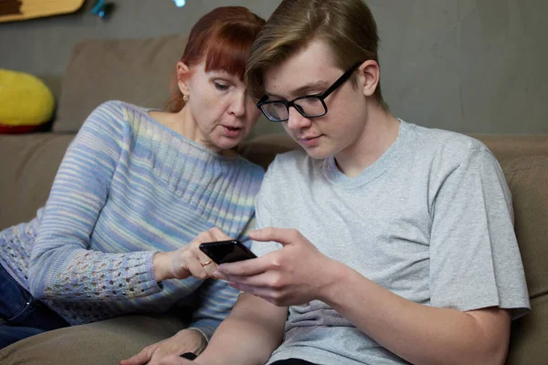 Mother Son Teenager Talking Home Family Relationship Couch High Resolution — Stock Photo, Image