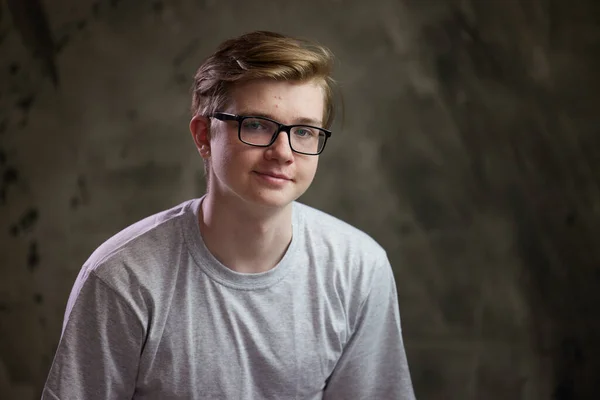 Porträt Eines Kaukasischen Teenagers Studio Auf Grauem Hintergrund Fotos Hoher — Stockfoto