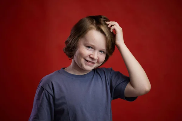 Portrait Adolescent Caucasien Jeune Homme Dans Studio Sur Fond Rouge — Photo