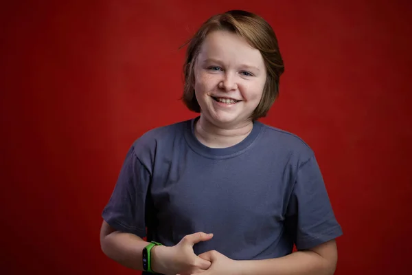 Stüdyoda Kırmızı Arka Planda Beyaz Bir Gencin Portresi Yüksek Çözünürlüklü — Stok fotoğraf