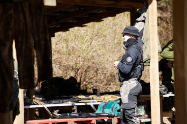 Minsk, Belarus, 9 Mayıs 2021 - Manzaralı bir ormanda gerçek bir hava yumuşaklığı oyunu bildiriyorum. Yüksek çözünürlüklü fotoğraflar