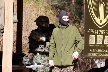 Minsk, Belarus, 9 Mayıs 2021 - Manzaralı bir ormanda gerçek bir hava yumuşaklığı oyunu bildiriyorum. Yüksek çözünürlüklü fotoğraflar