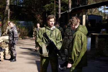 Minsk, Belarus, 9 Mayıs 2021 - Manzaralı bir ormanda gerçek bir hava yumuşaklığı oyunu bildiriyorum. Yüksek çözünürlüklü fotoğraflar