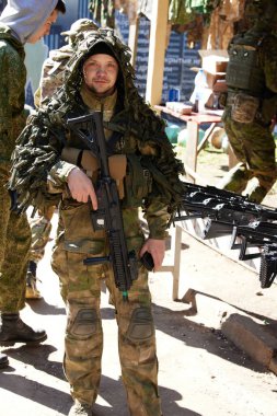 Minsk, Belarus, 9 Mayıs 2021 - Manzaralı bir ormanda gerçek bir hava yumuşaklığı oyunu bildiriyorum. Yüksek çözünürlüklü fotoğraflar