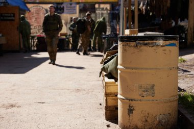 Minsk, Belarus, 9 Mayıs 2021 - Manzaralı bir ormanda gerçek bir hava yumuşaklığı oyunu bildiriyorum. Yüksek çözünürlüklü fotoğraflar