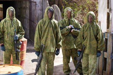 Minsk, Belarus, 9 Mayıs 2021 - Manzaralı bir ormanda gerçek bir hava yumuşaklığı oyunu bildiriyorum. Yüksek çözünürlüklü fotoğraflar