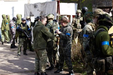 Minsk, Belarus, 9 Mayıs 2021 - Manzaralı bir ormanda gerçek bir hava yumuşaklığı oyunu bildiriyorum. Yüksek çözünürlüklü fotoğraflar