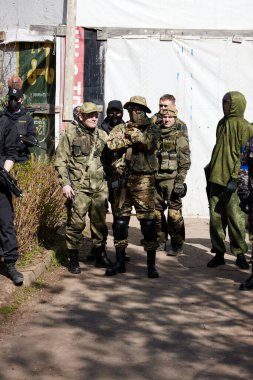 Minsk, Belarus, 9 Mayıs 2021 - Manzaralı bir ormanda gerçek bir hava yumuşaklığı oyunu bildiriyorum. Yüksek çözünürlüklü fotoğraflar