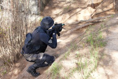 Minsk, Belarus, 9 Mayıs 2021 - Manzaralı bir ormanda gerçek bir hava yumuşaklığı oyunu bildiriyorum. Yüksek çözünürlüklü fotoğraflar
