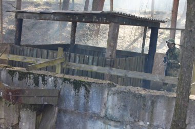 Minsk, Belarus, 9 Mayıs 2021 - Manzaralı bir ormanda gerçek bir hava yumuşaklığı oyunu bildiriyorum. Yüksek çözünürlüklü fotoğraflar