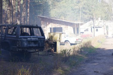 Minsk, Belarus, 9 Mayıs 2021 - Manzaralı bir ormanda gerçek bir hava yumuşaklığı oyunu bildiriyorum. Yüksek çözünürlüklü fotoğraflar