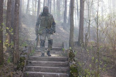 Minsk, Belarus, 9 Mayıs 2021 - Manzaralı bir ormanda gerçek bir hava yumuşaklığı oyunu bildiriyorum. Yüksek çözünürlüklü fotoğraflar