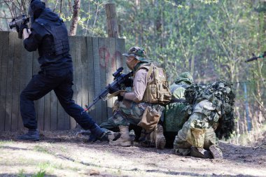 Minsk, Belarus, 9 Mayıs 2021 - Manzaralı bir ormanda gerçek bir hava yumuşaklığı oyunu bildiriyorum. Yüksek çözünürlüklü fotoğraflar