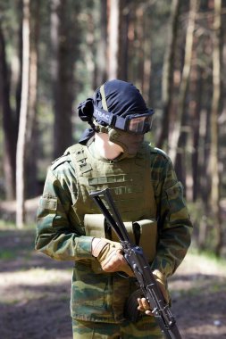 Minsk, Belarus, 9 Mayıs 2021 - Manzaralı bir ormanda gerçek bir hava yumuşaklığı oyunu bildiriyorum. Yüksek çözünürlüklü fotoğraflar