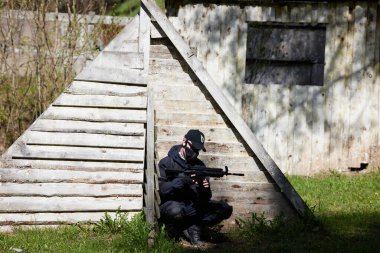 Minsk, Belarus, 9 Mayıs 2021 - Manzaralı bir ormanda gerçek bir hava yumuşaklığı oyunu bildiriyorum. Yüksek çözünürlüklü fotoğraflar