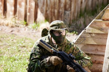 Minsk, Belarus, 9 Mayıs 2021 - Manzaralı bir ormanda gerçek bir hava yumuşaklığı oyunu bildiriyorum. Yüksek çözünürlüklü fotoğraflar