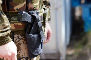 Minsk, Belarus, 9 Mayıs 2021 - Manzaralı bir ormanda gerçek bir hava yumuşaklığı oyunu bildiriyorum. Yüksek çözünürlüklü fotoğraflar