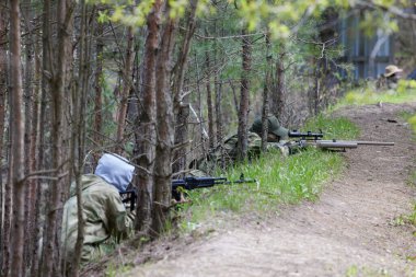 Minsk, Belarus, 9 Mayıs 2021 - Manzaralı bir ormanda gerçek bir hava yumuşaklığı oyunu bildiriyorum. Yüksek çözünürlüklü fotoğraflar
