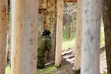 Minsk, Belarus, 9 Mayıs 2021 - Manzaralı bir ormanda gerçek bir hava yumuşaklığı oyunu bildiriyorum. Yüksek çözünürlüklü fotoğraflar