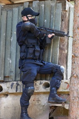 Minsk, Belarus, 9 Mayıs 2021 - Manzaralı bir ormanda gerçek bir hava yumuşaklığı oyunu bildiriyorum. Yüksek çözünürlüklü fotoğraflar