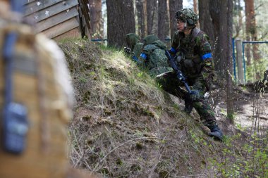 Minsk, Belarus, 9 Mayıs 2021 - Manzaralı bir ormanda gerçek bir hava yumuşaklığı oyunu bildiriyorum. Yüksek çözünürlüklü fotoğraflar