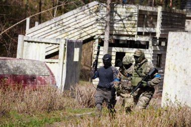 Minsk, Belarus, 9 Mayıs 2021 - Manzaralı bir ormanda gerçek bir hava yumuşaklığı oyunu bildiriyorum. Yüksek çözünürlüklü fotoğraflar