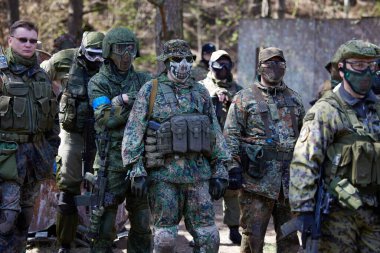 Minsk, Belarus, 9 Mayıs 2021 - Manzaralı bir ormanda gerçek bir hava yumuşaklığı oyunu bildiriyorum. Yüksek çözünürlüklü fotoğraflar