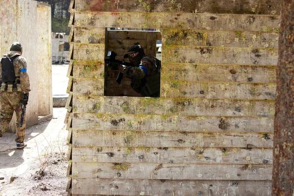 Minsk, Belarus, 9 Mayıs 2021 - Manzaralı bir ormanda gerçek bir hava yumuşaklığı oyunu bildiriyorum. Yüksek çözünürlüklü fotoğraflar