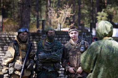 Minsk, Belarus, 9 Mayıs 2021 - Manzaralı bir ormanda gerçek bir hava yumuşaklığı oyunu bildiriyorum. Yüksek çözünürlüklü fotoğraflar