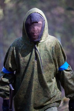 Minsk, Belarus, 9 Mayıs 2021 - Manzaralı bir ormanda gerçek bir hava yumuşaklığı oyunu bildiriyorum. Yüksek çözünürlüklü fotoğraflar