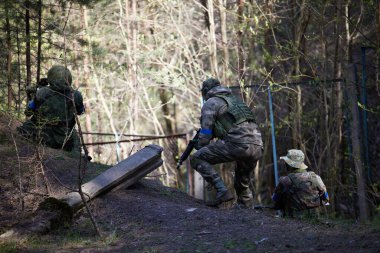 Minsk, Belarus, 9 Mayıs 2021 - Manzaralı bir ormanda gerçek bir hava yumuşaklığı oyunu bildiriyorum. Yüksek çözünürlüklü fotoğraflar