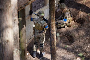 Minsk, Belarus, 9 Mayıs 2021 - Manzaralı bir ormanda gerçek bir hava yumuşaklığı oyunu bildiriyorum. Yüksek çözünürlüklü fotoğraflar