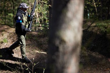 Minsk, Belarus, 9 Mayıs 2021 - Manzaralı bir ormanda gerçek bir hava yumuşaklığı oyunu bildiriyorum. Yüksek çözünürlüklü fotoğraflar